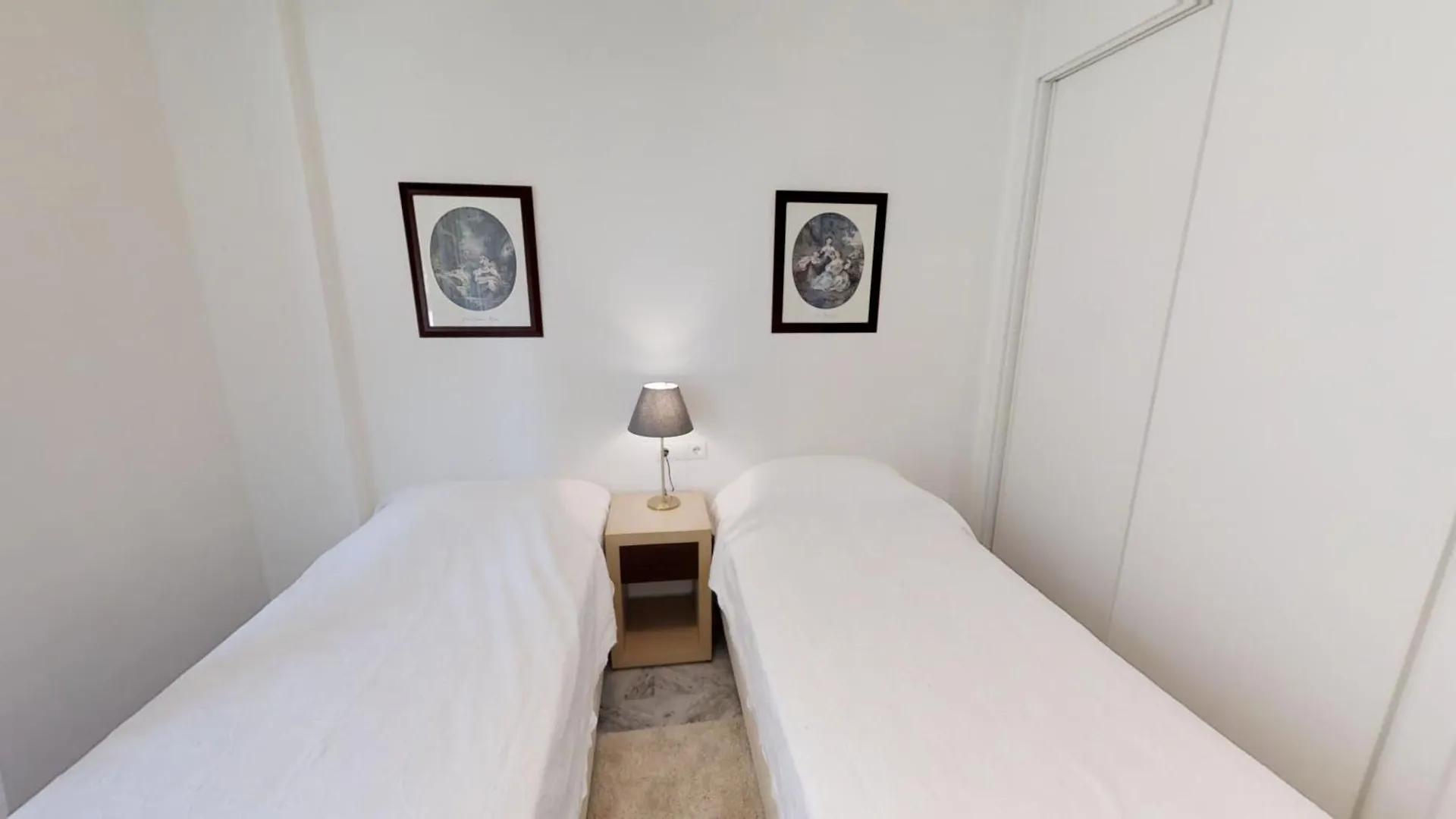 Modern Coastal Apartment Near Puerto Banus Marbella Hiszpania